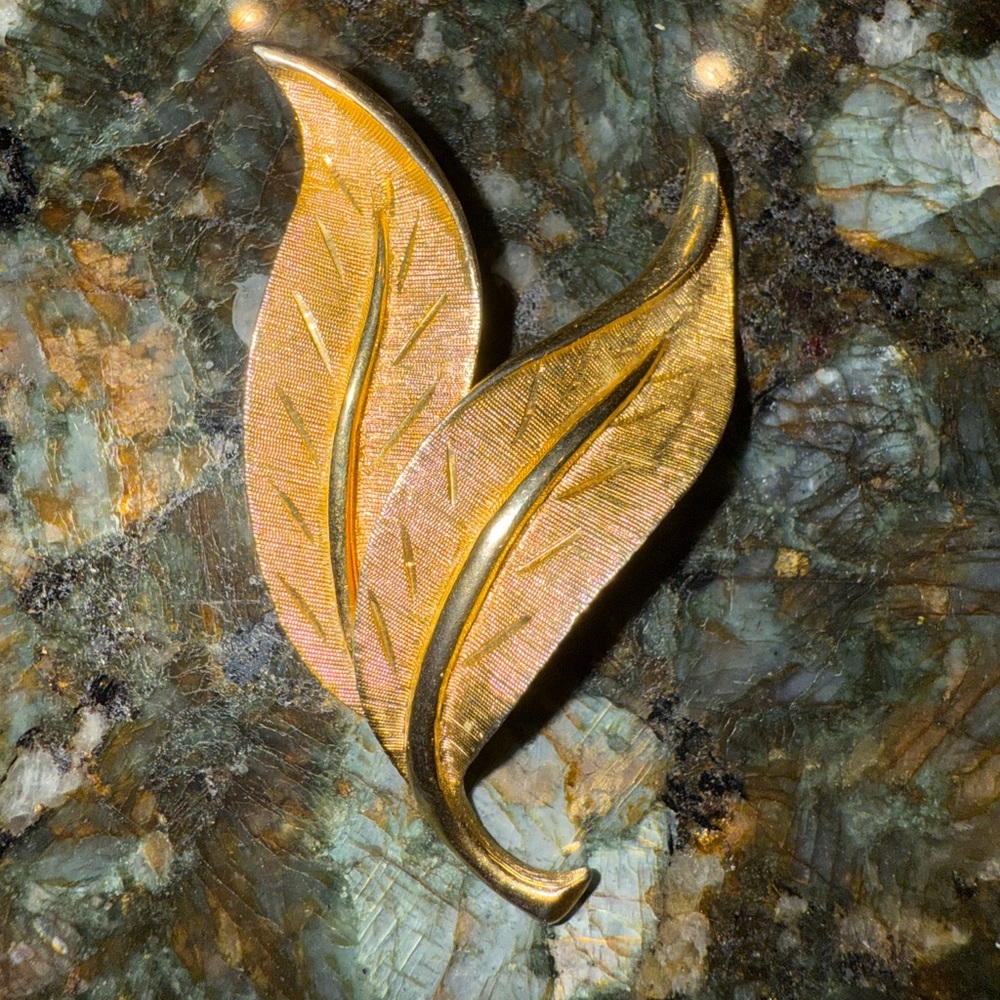 BEAUTIFUL ELEGANT VINTAGE KRAMER GOLD TONE DOUBLE LEAF PIN BROOCH
